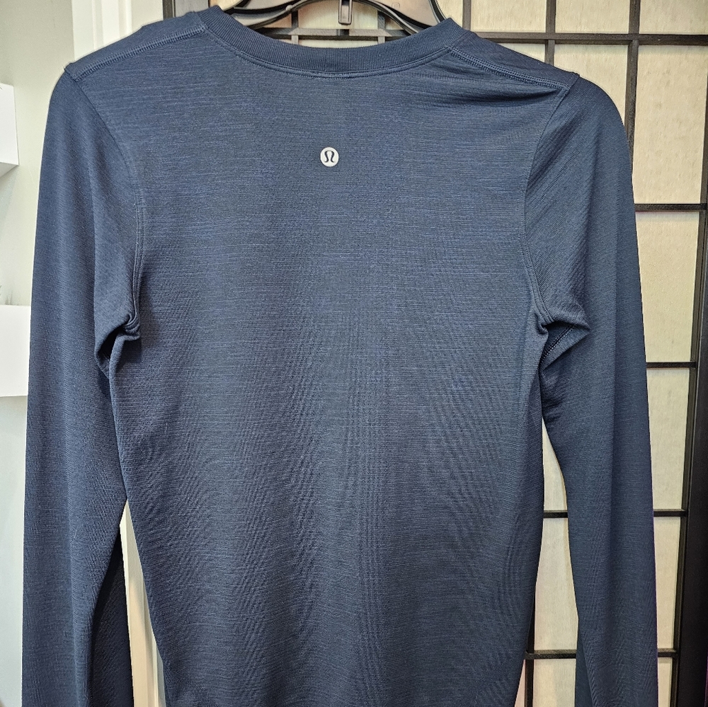 Womens long sleeve Lululemon shirt